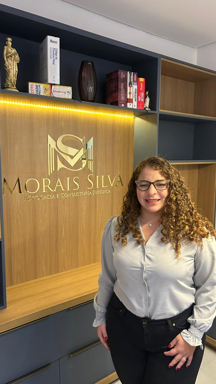 Dra. Amanda Morais Silva, advogada em Poços de Caldas, em frente ao escritório Morais Silva Advocacia